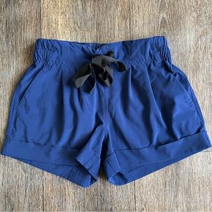Lululemon Athletica Spring break away 2.5” navy blue cuffed athletic shorts 2
